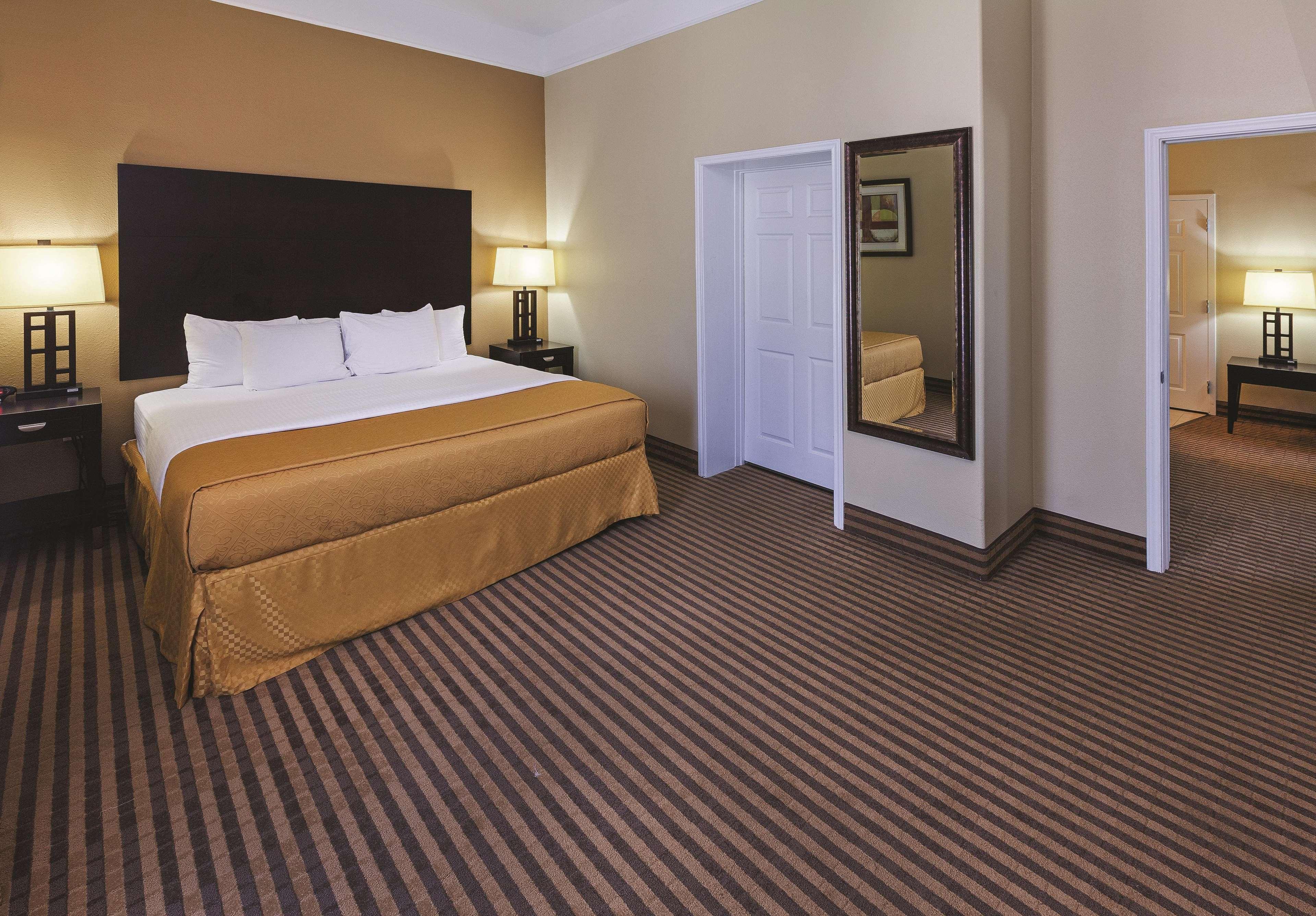 La Quinta By Wyndham Livingston Hotel Exterior foto