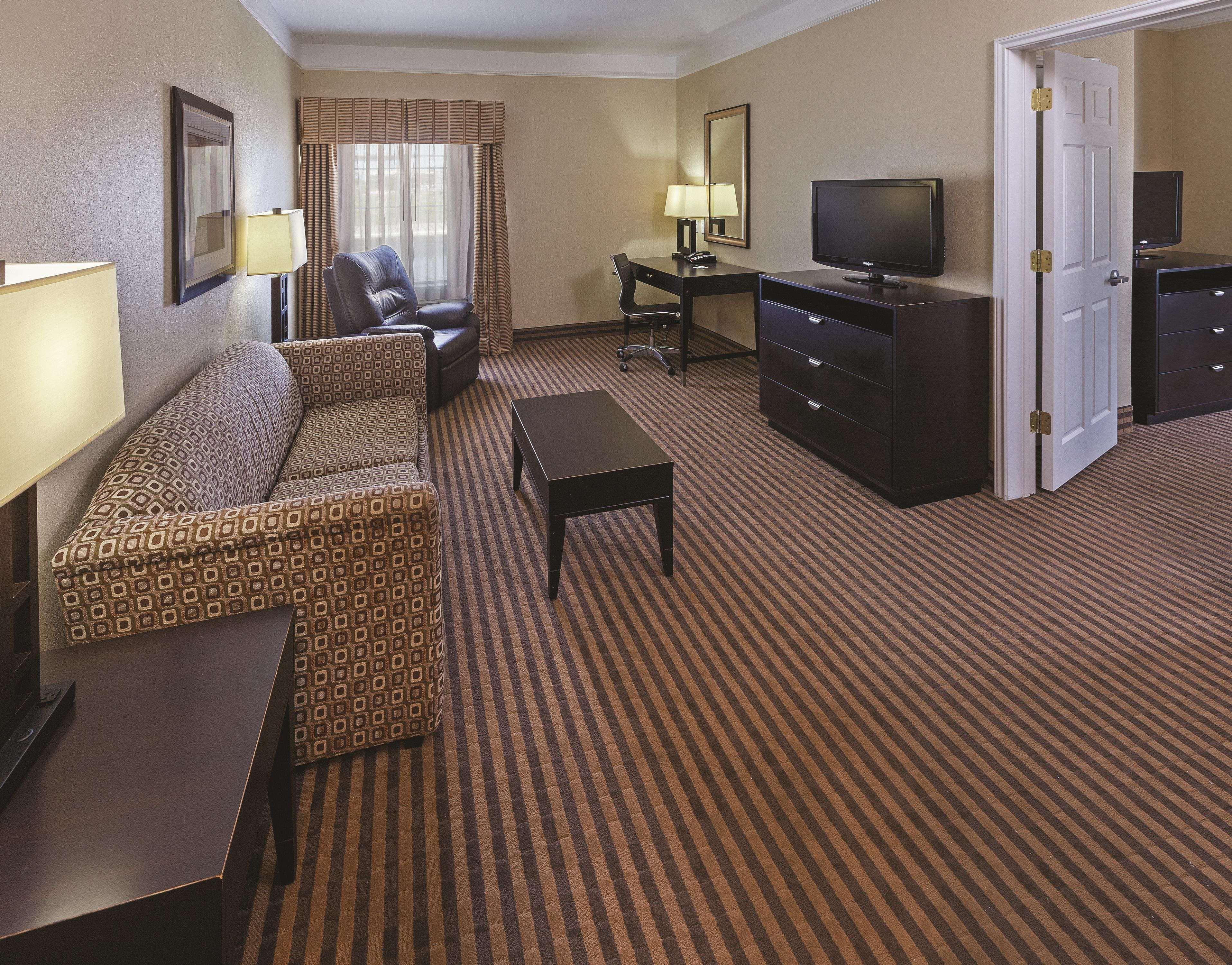La Quinta By Wyndham Livingston Hotel Exterior foto