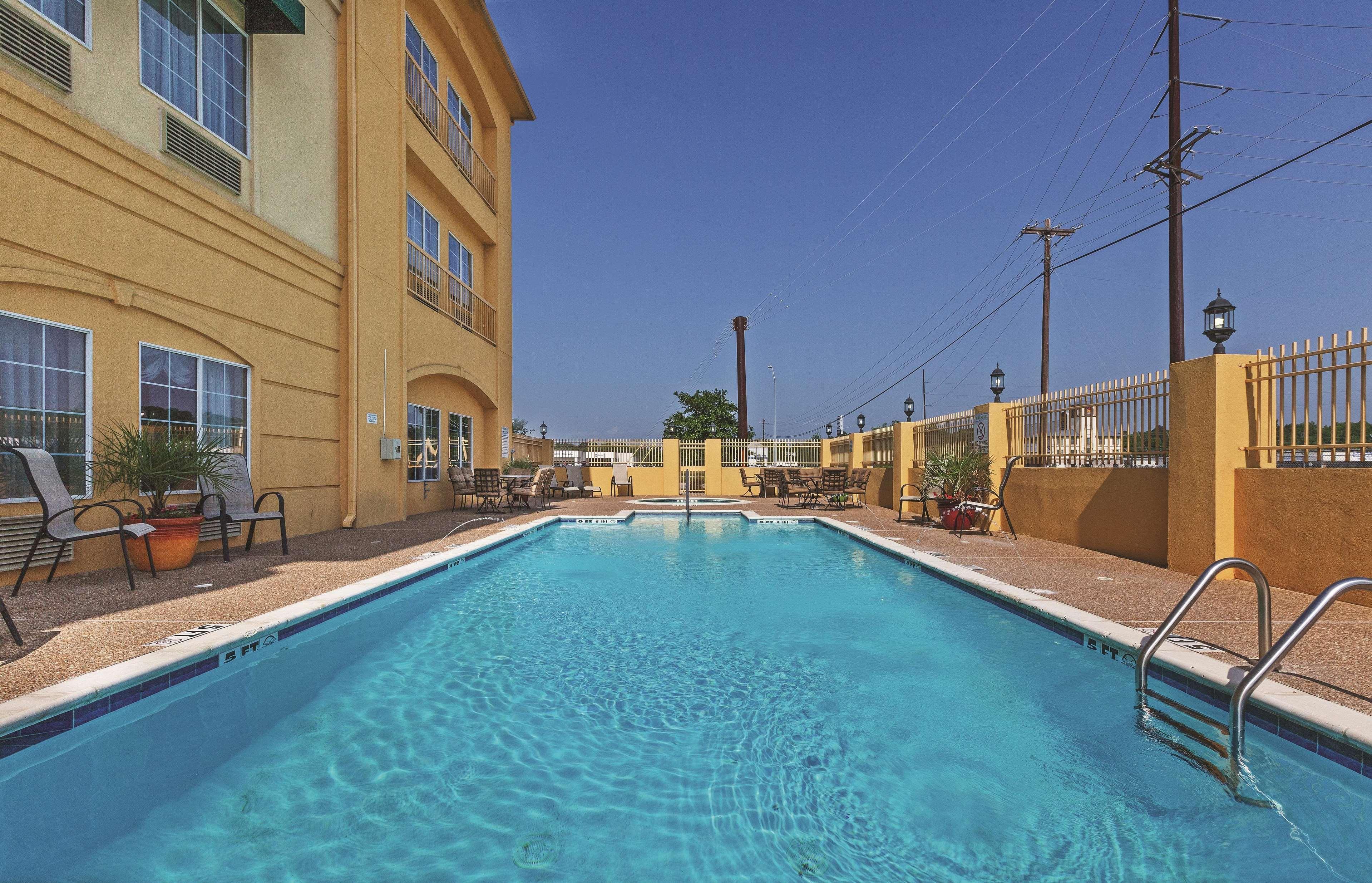 La Quinta By Wyndham Livingston Hotel Exterior foto